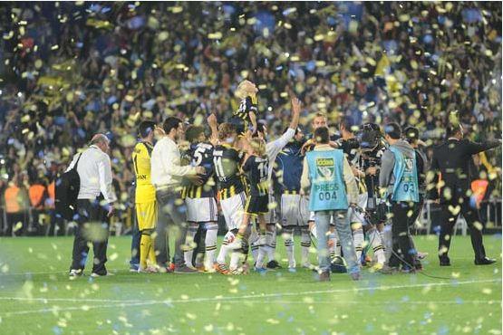 Fenerbahçe, Spor Toto Süper Lig'de bitime 3 hafta kala 19.kez şampiyonluğunu ilan ederken ünlü isimler Twitter'dan Fenerbahçe'nin şampiyonluğunu kutladılar. İşte o tweetler..