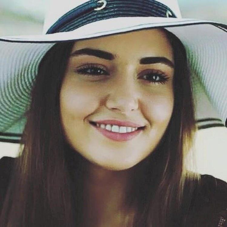 <p><strong>Hande Erçel</strong></p>

<p>1.75 cm</p>

