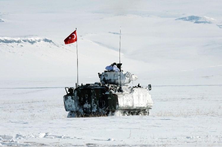 <p>Bugün 16 Şubat 2017 tarihinde icra edilen seçkin gözlemci gününe Azerbaycan ve Gürcistan temsilcileri ile 40 civarında yabancı askeri ataşe de katılmaktadır. Bunların yanında tatbikata sivil kuruluşlar, kamu kurum ve kuruluşları ile bazı savunma sanayi firmaları da katılım sağlamıştır. Kamuoyu tarafından bilindiği üzere Türk Silahlı Kuvvetleri, Suriye’de Fırat Kalkanı Harekatı’na, buna ek olarak yurt içinde ve Irak kuzeyinde de terörle mücadele harekâtına yoğun bir şekilde devam etmektedir.</p>

<p> </p>
