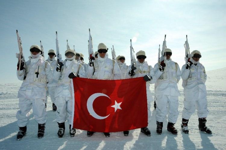 <p>Türk Silahlı Kuvvetleri dün olduğu gibi bugün de Türkiye Cumhuriyeti’nin ve yüce Türk milletinin emrinde kendisine verilecek her türlü görevi azim, kararlılık ve fedakarlıkla yapmak üzere hazırdır.” </p>
