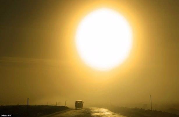 <p>Oymyakon'da kışın güneş yalnızca 3 saat gökyüzünde kalıyor.</p>

