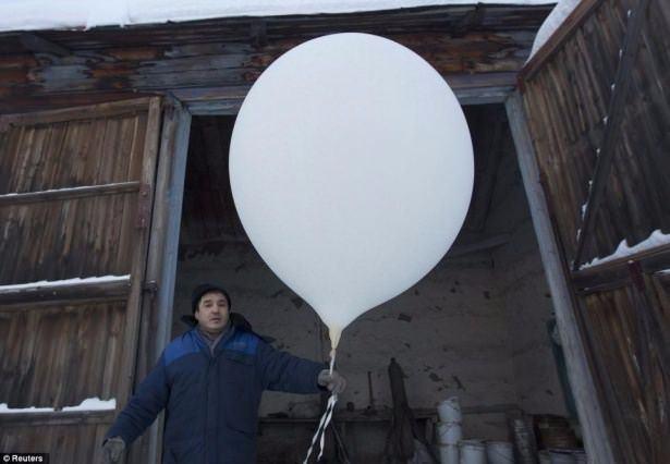 <p>Meteorolojist Burtsev, hava durumu tahmini yapmak için bir hava balonu kullanıyor.</p>