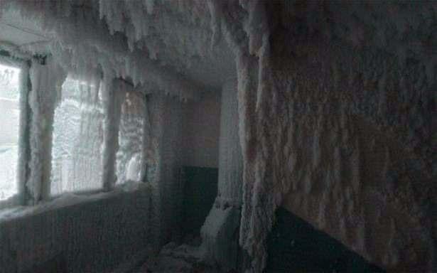 <p>Ülkenin orta kesiminde yer alan Karaganda şehrinde sıcaklığık eksi 60 dereceye kadar düştü. Şehirde apartmanların içi dahi dondu.</p>