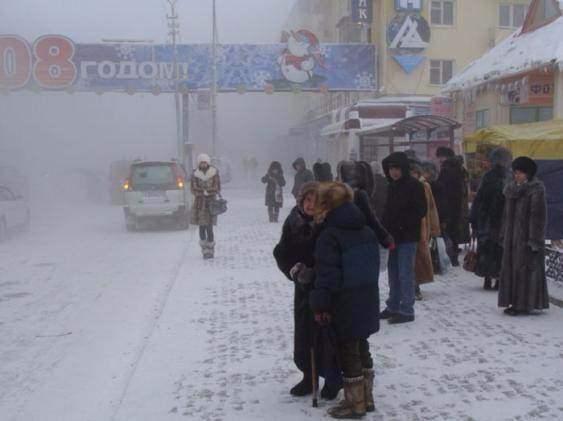 <p>Yakutsk’ta yaşayanlar akşam astıkları çamaşırları, sabah donmuş buluyorlar. Kolaylıkla kırılabilir kalıplara dönüşen çamaşırları kendi usüllerince kullanıma hazır hâle getiriyorlar.</p>