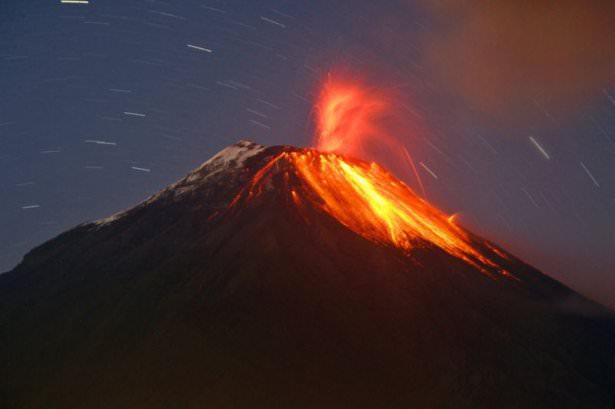 <p>Ekvator'un Banos kentinde bulunan 'Ateş Boğazı' anlamına gelen Tungurahua Yanardağı patladı. Patlamanın etkisiyle gökyüzünü duman kapladı.</p>
