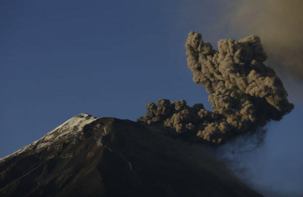 <p>Volkandan yükselen dumanlar bölgede endişeye yol açtı. </p>
