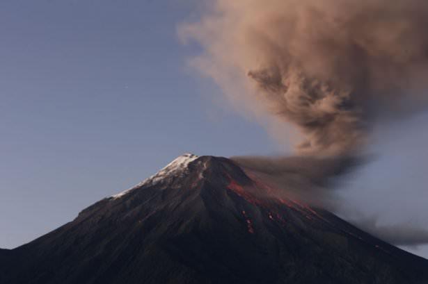 <p>Ekvador'daki sekiz aktif yanardağdan biri olan Tungurahua, 1999'da yeniden faaliyete geçmiş, son iki ayda ise daha fazla lav püskürtmeye başlamıştı.</p>
