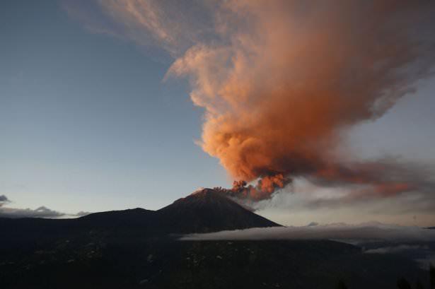 <p>2006'da Tungurahua'nın püskürttüğü lavlar bir köyü haritadan silmiş, altı kişi yaşamını yitirmişti.</p>
