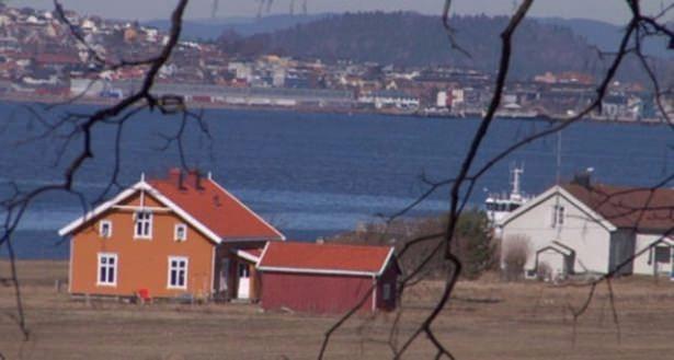 <p>Bastoey Adası düşük önlemli hapishanesinde enerji için solar paneller kullanılıyor, yiyeceklerin çoğu orada üretiyor, mümkün her şey geri dönüşüme yollanıyor ve karbon izini azaltmak için de elinden geleni yapıyor.</p>

<p> </p>
