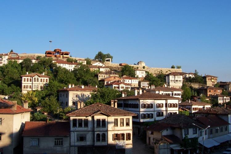 <p><strong>17. Safranbolu</strong></p>
<p>İstanbul'a 409 km uzaklıktadır. Şehir merkezi ve mimarisi ile gezip görülecek yerlerdendir.</p>