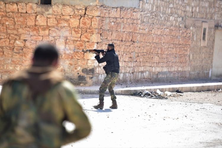<p>Suriye’de devam eden “Fırat Kalkanı harekatı” çerçevesinde, Türk Silahlı Kuvvetleri (TSK) ve Özgür Suriye Ordusu (ÖSO), El Bab ilçe merkezini ele geçirdi.</p>

<p> </p>
