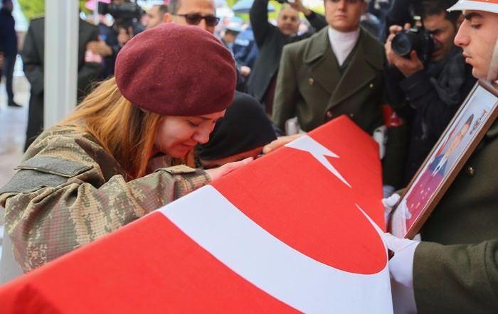 <p>Astsubay Kıdemli Çavuş Furkan Yavaş'ın cenazesi, İzmir'deki baba evine son kez getirildi.</p>
<p> </p>
