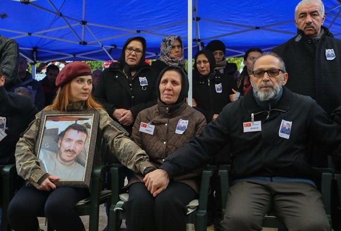 <p><strong>EL ELE TUTUŞARAK UĞURLADILAR</strong></p>
<p>Cenaze töreninde şehidin babası emekli özel harekat polisi Süleyman Sırrı Yavaş, annesi Zeynep Yavaş ve şehit ağabeyinin bordo beresini takıp üniformasını giyen kız kardeşi Nisa Garipoğlu, el ele tutuşarak birbirlerine destek oldu.</p>