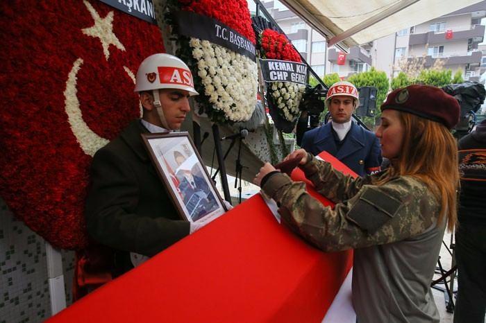 <p><strong>BERESİNİ TABUTA KOYDU</strong></p>
<p>Cami avlusunda tabutun başına giden Nisa Garipoğlu, ağabeyinin başka bir bordo beresini tabutun üzerine koydu.</p>