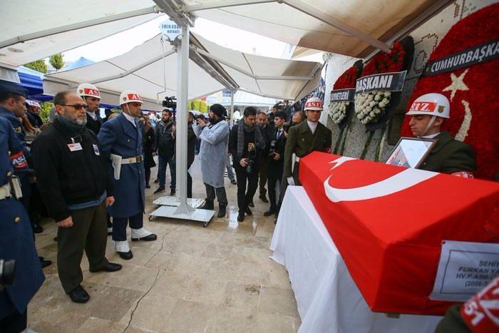 <p>Baba Süleyman Sırrı Yavaş da tören mangasının arasında, oğlunun tabutunun başında saygı nöbeti tuttu.</p>
<p> </p>