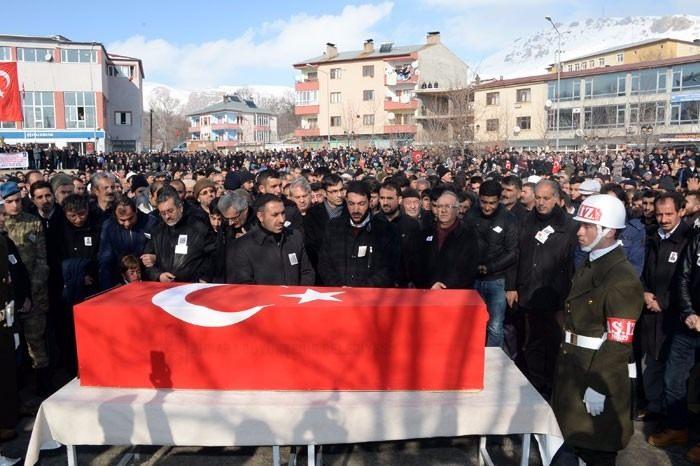 <p>Van'dan helikopterle Adilcevaz'daki Sukay Park alanına getirilen Bozarslan'ın Türk bayrağına sarılı naaşı, kortej yürüyüşüyle Belediye Meydanı'ndaki tören alanına getirildi.</p>

<p> </p>
