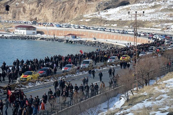 <p>Yürüyüşe katılan binlerce vatandaş ellerindeki Türk bayraklarıyla tekbirler getirerek, "Şehitler ölmez, vatan bölünmez", "Ne mutlu Türküm diyene" ve "Kahrolsun PKK" sloganları attı.</p>

<p> </p>
