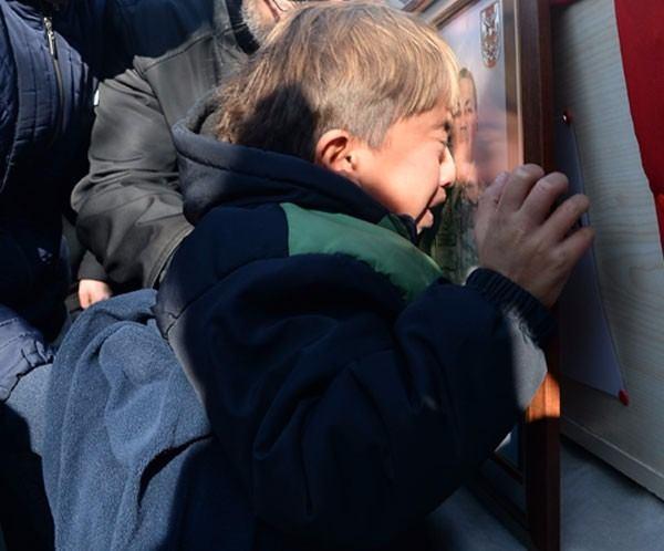 <p>Tabuta sarılarak gözyaşlarını tutamayan şehidin yakınlarını vatandaşlar ve askerler teselli etti.Daha sonra İl Müftü Vekili Ramazan Çiftçi, Bozarslan'ın cenaze namazını kıldırarak, dua etti.</p>

<p> </p>
