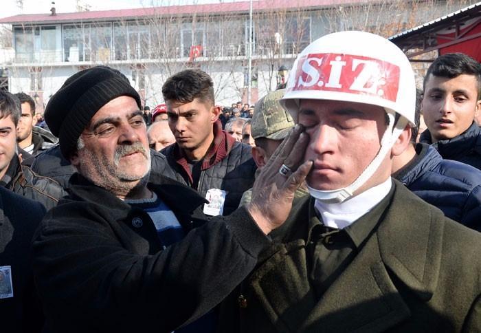 <p>Bozarslan'ın naaşı baba evinde helallik alınmasının ardından Burhaniye Mezarlığı'nda defnedildi.</p>
<p> </p>