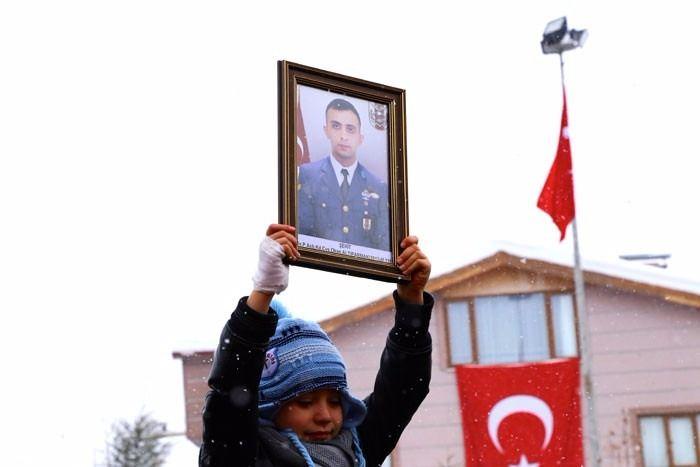 <p><strong>Astsubay Kıdemli Çavuş Okan Altıparmak / KONYA</strong></p>
<p>Astsubay Kıdemli Çavuş Okan Altıparmak'ın cenazesi, memleketi Konya'nın Seydişehir ilçesinde son yolculuğuna uğurlandı.Şehit Altıparmak'ın naaşı, Akyol Mezarlığı Morgu'ndan alınarak, helallik alınması için Taraşçı Mahallesi'ndeki dedesi İsmail Altıparmak'ın evine getirildi.</p>