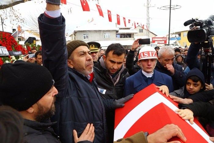 <p><strong>BUGÜN ONUN DÜĞÜN GÜNÜ AĞLAMAYACAĞIZ</strong></p>
<p>Şehidin babası Yaşar Altıparmak, sokağa asılan oğlunun pankartına bakarak, "Allah'ım şehide bak, ya Rabbim şu asaletine bak. Ağlamayın lütfen, bugün onun düğün günü. Dik duracağız. Ağlamak onun sevmediği şey. Ağlamayacağız." dedi.</p>