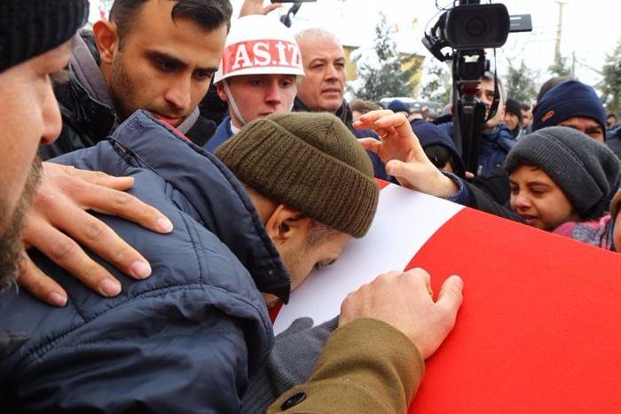 <p><strong>ALLAH BİZE YETER</strong></p>

<p>Şehidin emekli uzman çavuş olan babası Yaşar Altıparmak, burada oğlunun tabutuna sarılarak, "Bir Hilal uğruna ya Rab ne güneşler batıyor. Bir ölür bin diriliriz. Allah bize yeter. Kanı yerde kalmayacak. Onu mermiler yıkamadı, kalleşlik yıktı. 12 aydır mermi işlemedi, başını eğmedi, dik durdu. Yedi düvele ders verdi." diyerek gözyaşı döktü.</p>
