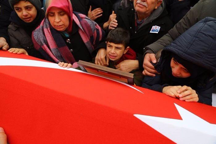 <p><strong>HAKKIM SANA HELAL OLSUN OĞLUM</strong></p>
<p>Şehidin annesi Neriman Altıparmak da "Oğlum yerin cennet yatağı olsun. Bereketle gittin, bereketle geldin yavrum. Kardeşlerin peşinde 'biz de komando olacağız şehit olacağız' diyor yavrum. Allah sana şehitlik verdi. İstediğin buydu. Hakkım sana helal olsun. Sen de hakkını helal et oğlum. Kalk, kar taneleri getiriyor melekler." sözleriyle çevredekileri duygulandırdı. </p>
