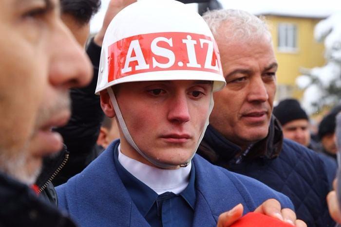 <p>Bu sırada tabutun başında bekleyen bir askerin ağladığı görüldü.</p>
<p> </p>