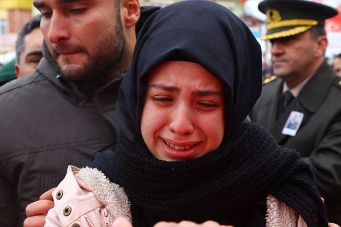 <p>Şehidin kız kardeşi Beyza Nur ise "Ağabeyimin üstüne kar yağmasın." diyerek tabutu okşadı. Cenaze töreninde 7 yaşındaki bir çocuğun, şehidin küçük kardeşi Onur'u (8), "Ağabeyim, şehit olmadan önce bize sert olun derdi. Biz de onun gibi komando olacağız, peşinden gideceğiz." sözleriyle teselli ettti.</p>
<p> </p>