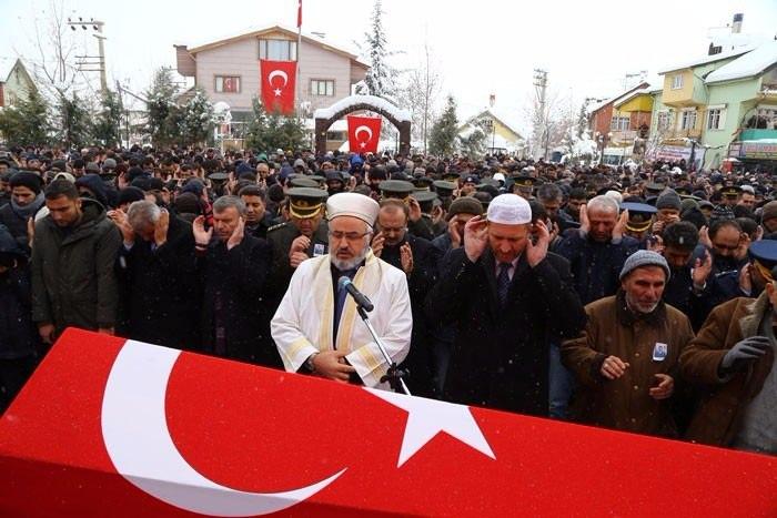 <p>Şehit Okan Altıparmak'ın babaannesi Emine Altıparmak ise torununun tabutuna dokunup, şehidin kendisini üç gün önce aradığını, hal hatır sorup helalleştiğini belirterek, "Okanım dedesinin de sesini duymak istedi. Kuzum üç gün önce bana; 'ne yapıyorsun, hepimize dua et, hakkını helal et' dedin. Kulaklarıma sesini bıraktın." dedi. Şehit Altıparmak'ın naaşı, meydan kılınan cenaze namazının ardından Mahalle Mezarlığı'na defnedildi.</p>
<p> </p>