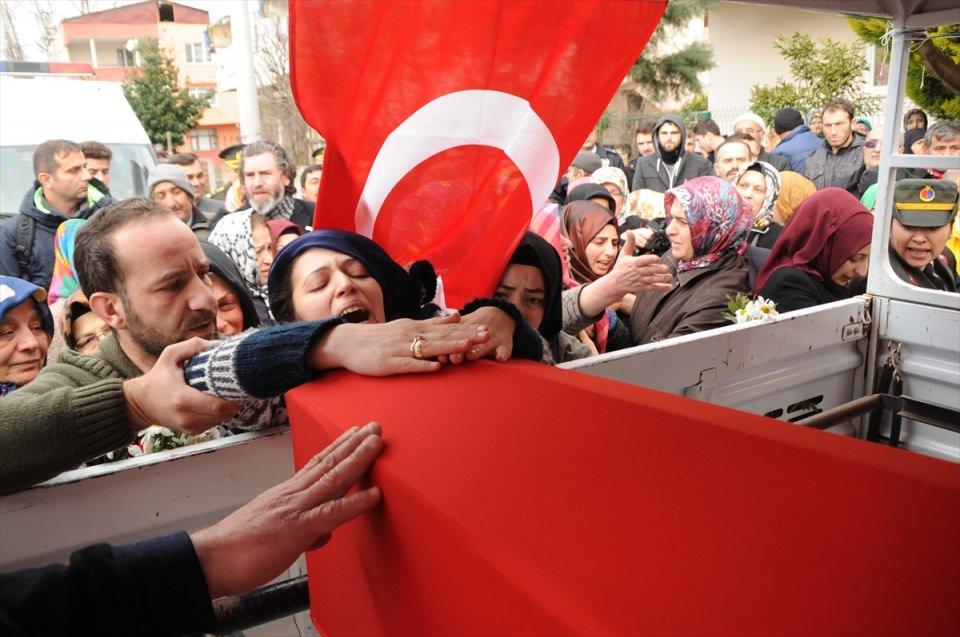 <p>Şehidin kız kardeşi Tuba Taşkın Ağan, şehidin Türk bayrağına sarılı tabutuna sarılarak gözyaşı döktü.</p>