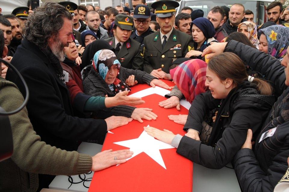 <p> Karşılamanın ardından cenaze arabasıyla Çarşamba ilçesi Sarıcalı Mahallesi Selvi Sokakta bulunan baba evine getirilen şehit için burada helallik alındı. </p>
