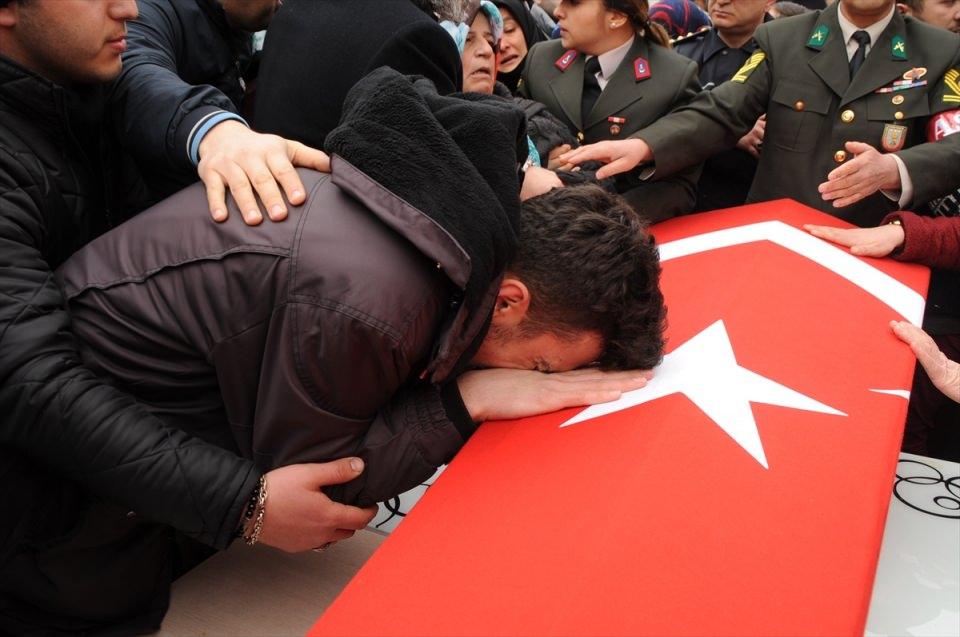 <p>Şehidin erkek kardeşi Resul Taşkın, şehidin Türk bayrağına sarılı tabutuna sarılarak gözyaşı döktü.</p>
