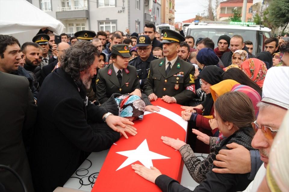 <p>Şehidin annesi Zehra Taşkın, şehidin Türk bayrağına sarılı tabutuna sarılarak gözyaşı döktü.</p>