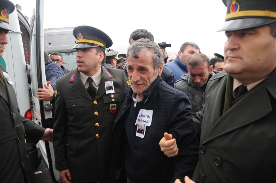 <p>Suriye'nin kuzeyindeki El Bab'ın Suflaniyah bölgesinde, terör örgütü DEAŞ mensubu teröristlerce gerçekleştirilen bombalı araç saldırısında şehit olan Piyade Uzman Çavuş Bahattin Bakır'ın naaşı, askeri uçakla Zonguldak'a getirildi.</p>

<p> </p>
