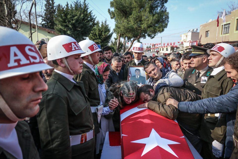 <p>Fırat Kalkanı Harekatı kapsamında Suriye'nin kuzeyindeki El Bab'ın Suflaniyah bölgesinde terör örgütü DEAŞ mensuplarınca bomba yüklü araçla düzenlenen saldırıda şehit olan 25 yaşındaki Piyade Uzman Onbaşı Mete Can, memleketi Hatay'ın Dörtyol ilçesinde son yolculuğuna uğurlandı. Şehidin eşi Seda Can, eşinin üniformasıyla tabutu başında gözyaşı döktü.</p>

<p> </p>
