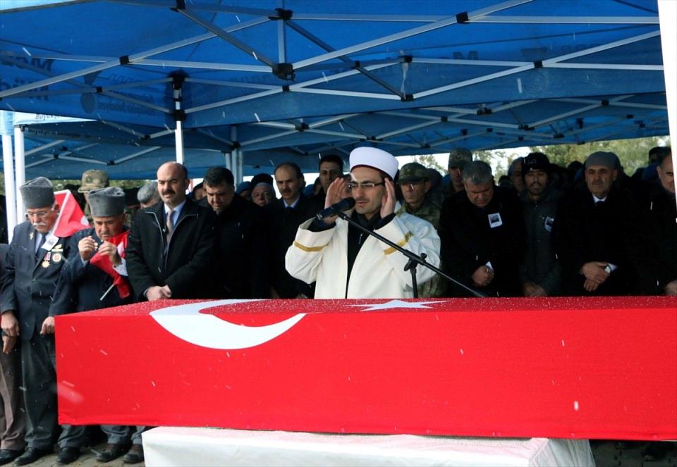 <p><strong>Tankçı Astsubay Kıdemli Çavuş Ökkeş Karaca - Kahramanmaraş</strong><br />
<br />
Fırat Kalkanı Harekatı'nda şehit düşen Tankçı Astsubay Kıdemli Çavuş Ökkeş Karaca'nın (25) cenazesi, Başbakan Yardımcısı Veysi Kaynak'ın katıldığı törenle memleketi Kahramanmaraş'ın Kale Mahallesi'nde son yolculuğuna uğurlandı.</p>
<p> </p>