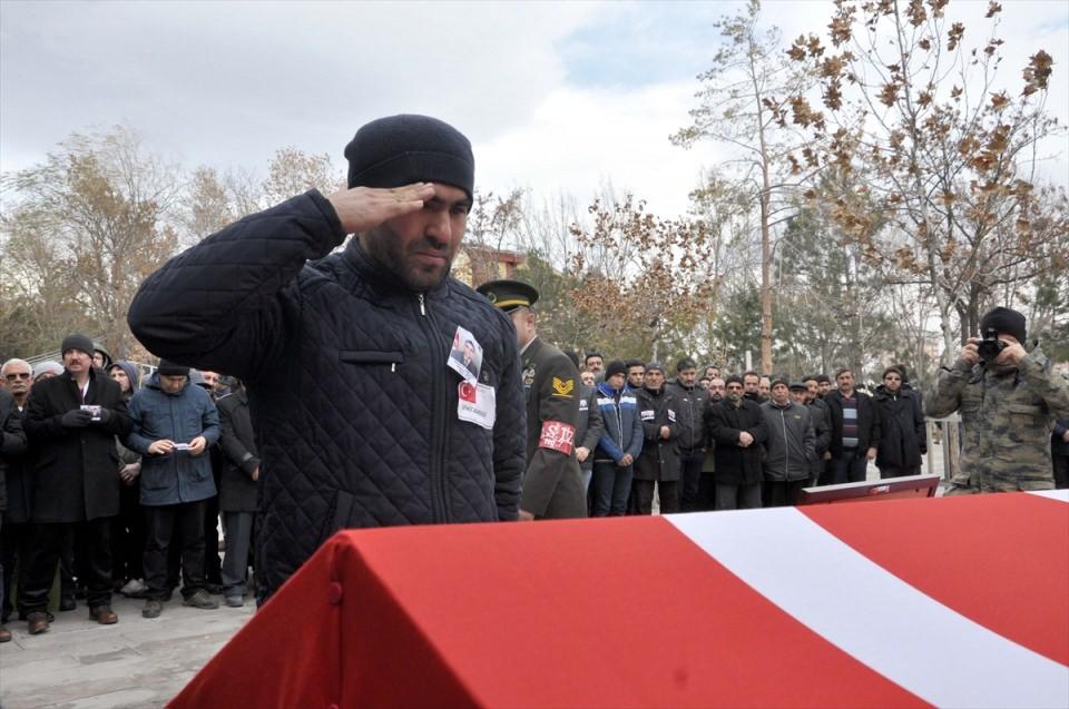 <p><strong>Uzman Çabuş Mehmet Kökkaya ve Osman Çelik - Kayseri</strong><br />
<br />
Fırat Kalkanı Harekatı'nda şehit olan piyade uzman çavuşlar Mehmet Kökkaya ve Osman Çelik, Kayseri'de son yolculuklarına uğurlandı. Şehit Osman Çelik'in kardeşi Ozan Çelik abisinin naaşına asker selamı verdi.</p>

<p> </p>
