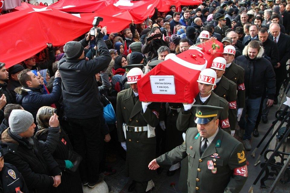 <p><strong>Jandarma Astsubay Göktan Özüpek - Kırklareli</strong><br />
<br />
Fırat Kalkanı Harekatı'nda şehit düşen Jandarma Astsubay Göktan Özüpek, memleketi Kırklareli'de son yolculuğuna uğurlandı. Cuma namazını müteakip Hızırbey Camisi'ne kılınan cenaze namazının ardından şehit Özüpek'in cenazesi, şehitlikte toprağa verildi.</p>
<p> </p>