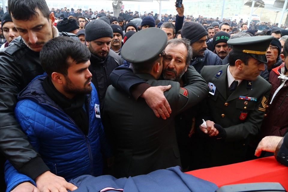 <p><strong>Uzman Çavuş Burak Boz - Konya</strong><br />
<br />
Fırat Kalkanı Harekatı'nda şehit olan Uzman Çavuş Burak Boz’un cenazesi, memleketi Konya'da toprağa verildi. Cenazenin helallik alınmak üzere Cinler Mahallesi'ndeki babaevine getirildiği sırada baba Özkan Boz (sağ2), oğlunun tabutuna dokunarak çevredekilerden haklarını helal etmesini istedi.</p>

<p> </p>
