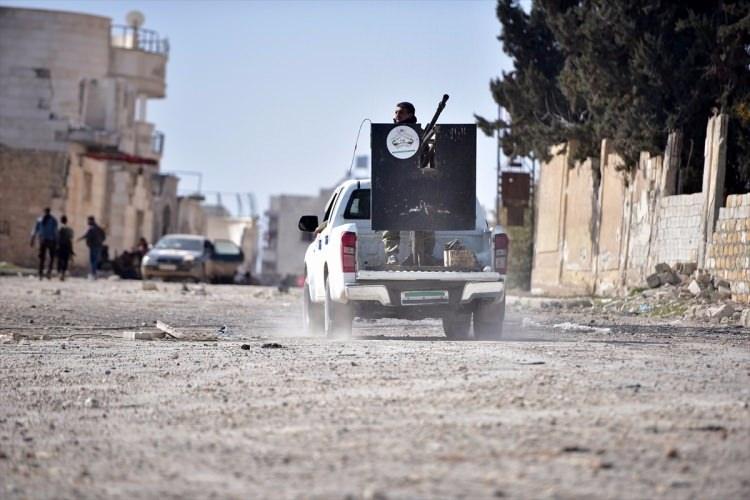 <p>Suriye’de devam eden “Fırat Kalkanı harekatı” çerçevesinde, Türk Silahlı Kuvvetleri (TSK) ve Özgür Suriye Ordusu (ÖSO), El Bab ilçe merkezini ele geçirdi.</p>
