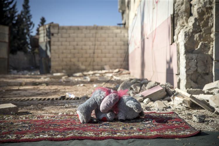 <p>DEAŞ baskısından aileleriyle birlikte kaçan Suriyeli çocuklar, oyuncaklarını geride bıraktığı görülüyor.</p>

