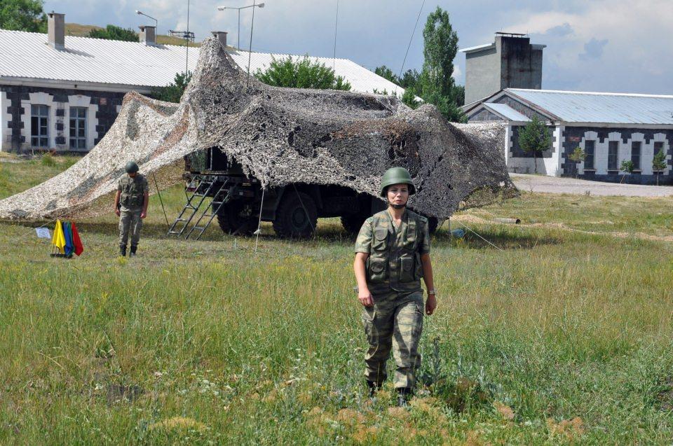 <p><strong>Tugayın araç, silah ve teçhizatlarının bakımı ondan soruluyor</strong><br />
<br />
14’üncü Mekanize Piyade Tugayında Bakım Birlik Komutanlığı görevini yürüten Yüzbaşı Özlem Altundağ Fatura, "Tugayımıza ait araç, silah ve teçhizatın bakım ve onarım desteğini sağlamak en büyük sorumluluğumuz. </p>
