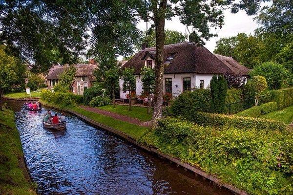 <p>Hollanda'nın Overijssel eyaletinde yer alan küçücük bir köy, Giethoorn...</p>

<p> </p>
