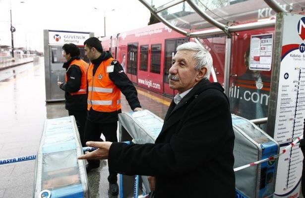 <p>İstanbul'da vatandaşlar metroda mahsur kaldıkları yönünde mesaj atıyor. Metro ve AVM’lerde büyük panik yaşanıyor. </p>
