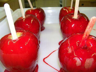 Renkli renkli elma şekerlerini evde yapıp çocuklarınızla birlikte afiyetle yiyebilirsiniz...