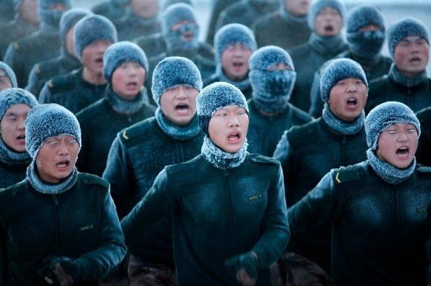 <p>Çin'de askerler eksi 20 derecede eğitim yapıyorlar.</p>

