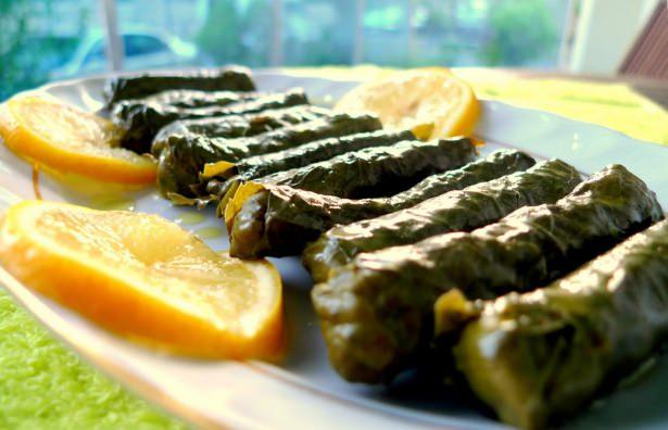 <p><strong>Ev yemekleri</strong></p>

<p><strong>Emeklilikte en güzel işlerden bir tanesi ev yemeği yapmak. Çünkü çalışma hayatının yoğunluğu insanların eve geldiklerine yemek yapması için zaman ve enerji bırakmıyor. Bu yemekleri yapıp satabilirsiniz. Alışveriş merkezlerinde, iş merkezlerinde el ilanları dağıtarak müşteri kitlesini genişletebilirsiniz.</strong></p>
