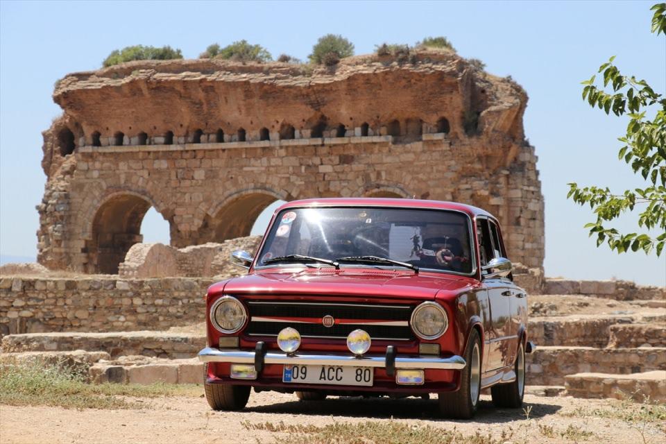 <p>Aydın'da bir Otomobil tutkununun "Hacı Murat" olarak bilinen Murat 124 model otomobile yaptığı konuşma sistemi, görenlere 1980'li yıllarda Türkiye'de de yayımlanan "Kara Şimşek" dizisindeki "Kitt"i hatırlatıyor. </p>
