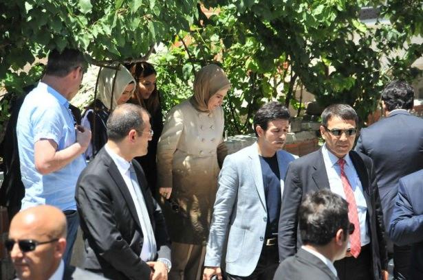 <p>Emine Erdoğan, beraberinde Bakan Yıldız ve Bakan İslam Soma’daki ilk ziyaretlerini maden şehidi Muzaffer Eren’in ailesine gerçekleştirdi.</p>
